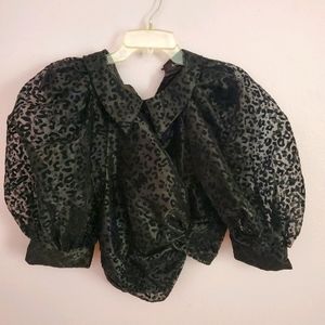 Exaggerated puff sleeve twist hem mesh crop top